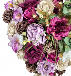 Coroană de doliu Inimă cu un amestec de flori artificiale și accesorii 55cm x 55cm