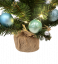 Umjetno božićno drvce ukrašeno božićnim kuglicama i lampicama 42cm
