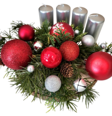 Weihnachtliche Adventskomposition mit Kerzen, Weihnachtskugeln und Tannenzapfen 26cm x 10cm
