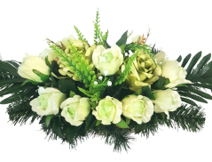 Frumos aranjament de doliu de trandafiri artificiali si accesorii 53cm x 27cm x 23cm crem, verde