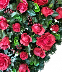 Coroana funerara „Inimă” din trandafiri si boabe 80cm x 80cm rosu flori artificiale
