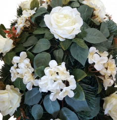 Smuteční věnec "Srdce" z umělých růží, hortenzií a doplňky 65cm x 65cm krémový, zelený