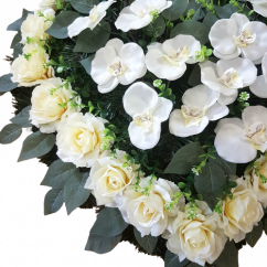 Coroana funerara „Inimă” din trandafiri si orhidee 60cm x 60cm crem, alb flori artificiale