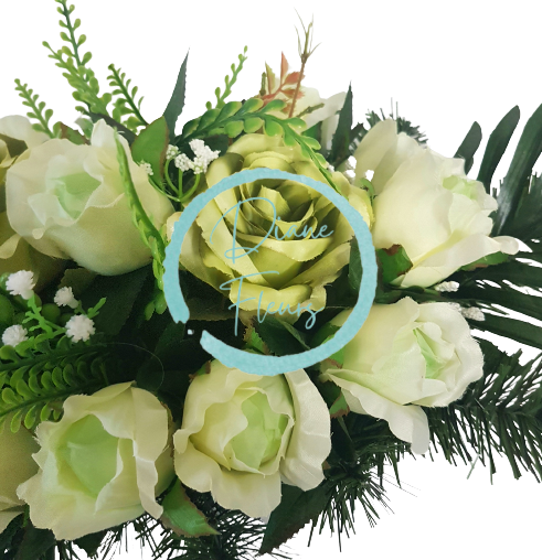 Красива траурна аранжировка от изкуствени рози от бетон и аксесоари 53см x 27см x 23см кремаво, зелено AS322