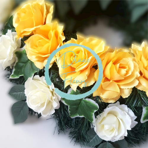 Smútočný veniec kruh s umelými ružami, ľaliami a doplnkami Ø 60cm krémový, žltý