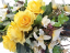 Kompozycja żałobna sztuczne róże i akcesoria 50cm x 25cm x 16cm