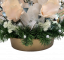 Díszített betontál fenyőből mesterséges rózsák, bogáncs, bogyók, karácsonyi bálok és kiegészítők 60cm x 30cm x 40cm