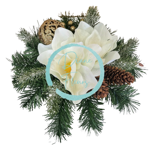 Trauergesteck aus künstliche Magnolia, Beeren, Weihnachtskugel und Zubehör 28cm x 18cm