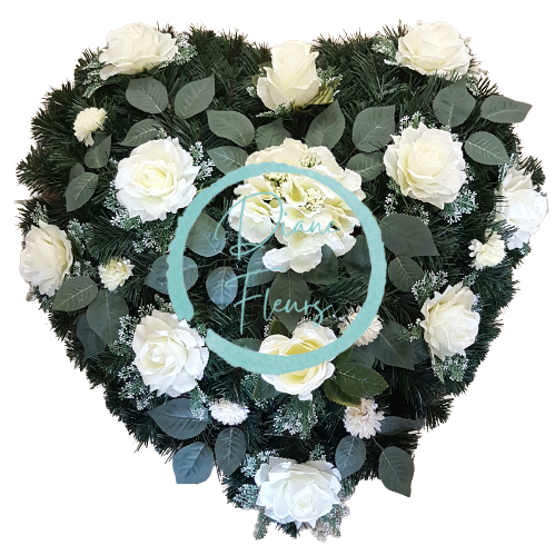 Wianek żałobny „Serce” ze sztucznych róż, hortensji i dodatków 65cm x 65cm kremowy, zielony