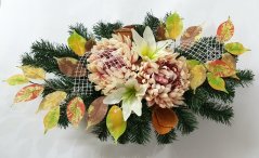 Composizione concreta di crisantemi, gigli e accessori 60 cm x 30 cm x 20 cm, colori crema e autunnali AS11