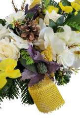 Díszített betontál fenyőből mesterséges orchideák, liliomok, rózsák és kiegészítők 65cm x 28cm x 16cm