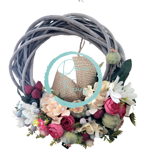 Prútený veniec mix kvetov a makovičky a doplnky Ø 20cm