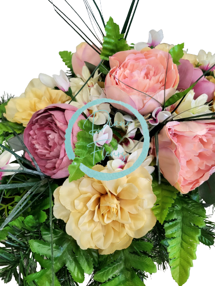 Aranjament pentru cimitir de bujori artificiali, dalii, margarete si accesorii 70cm x 35cm x 25cm