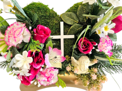 Trauergesteck aus künstliche Rosen, Nelken, Engel, Mooskranz und Zubehör 46cm x 20cm x 28cm