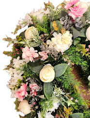 Temetési fenyőkoszorú Szív Exkluzív Bazsarózsa, Delphinium és Kiegészítők 100cm x 90cm