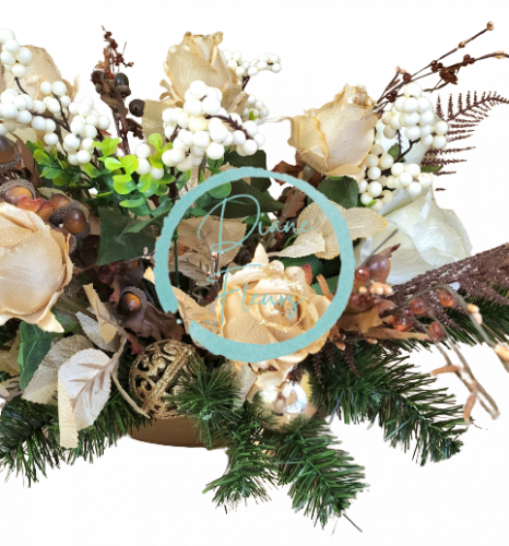 Smuteční aranžmán betonka umělé růže, kapradina, bobule, vánoční koule a doplňky 75cm x 50cm x 38cm