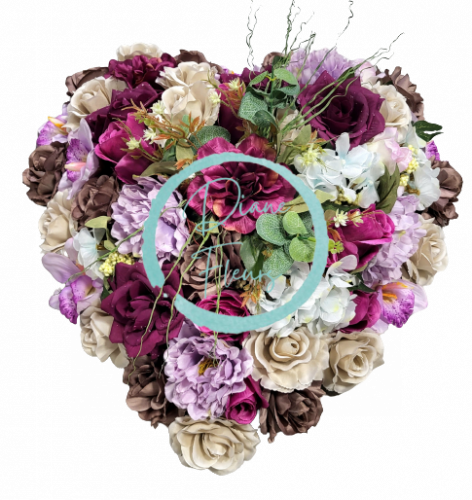 Smútočný veniec srdce s mixom umelých kvetov a doplnkami 55cm x 55cm