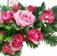 Čudovit žalni aranžma iz umetnih vrtnic in dodatkov 53cm x 27cm x 23cm roza, bordo