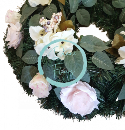 Wieniec żałobny krąg ze sztucznymi różami, hortensjami i dodatkami 60cm kremowy, św. różowy